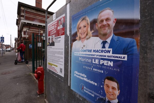 Εκλογές στη Γαλλία: Σε περίπου 300 από τις 577 μονοεδρικές περιφέρειες έχουν προκριθεί τρεις υποψήφιοι