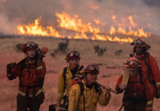 Φωτιά στην Καλιφόρνια:  Χιλιάδες κάτοικοι εγκαταλείπουν τα σπίτια τους