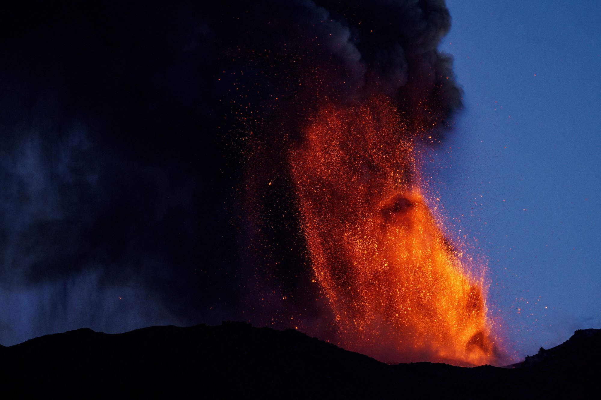Ιταλία: Συγκλονιστικά πλάνα από τα ηφαίστεια Έτνα και Στρόμπολι να εκτοξεύουν τέφρα και λάβα