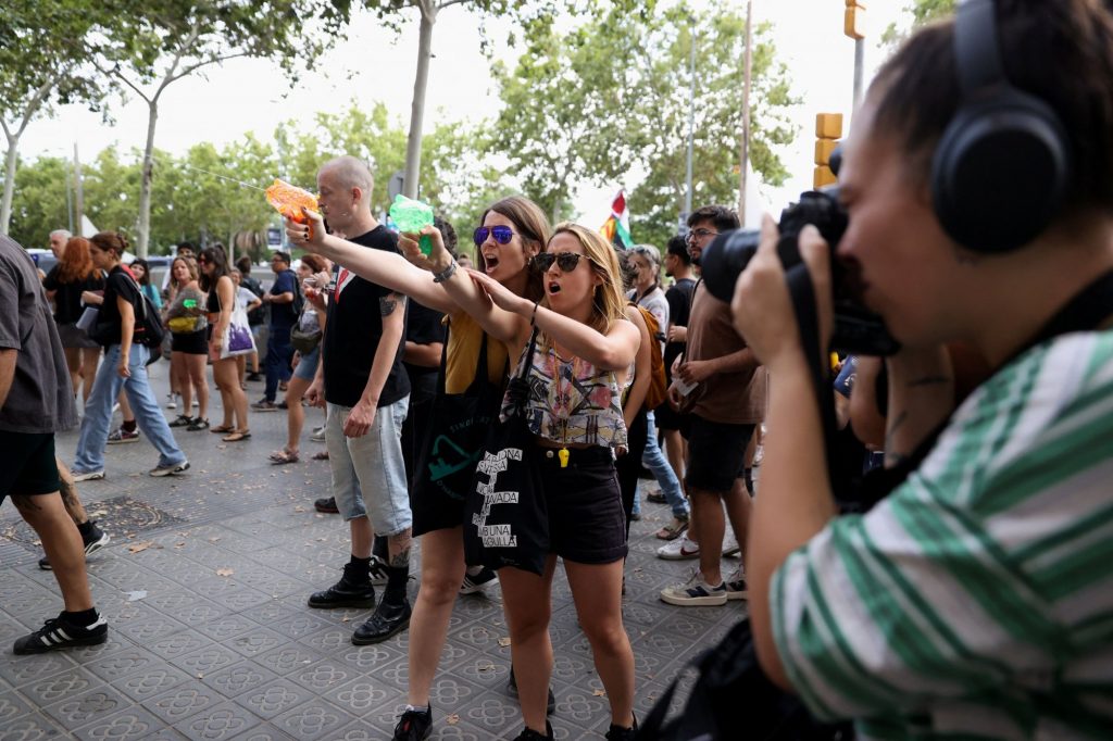 Ισπανία: «Κατακριτέοι οι διαδηλωτές που ψέκασαν τουρίστες» λέει ο ισπανός υπ. Τουρισμού