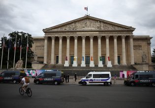 Γαλλία: Δρακόντεια μέτρα ασφαλείας υπό τον φόβο ταραχών – Επί ποδός 30.000 αστυνομικοί σε μεγάλες πόλεις