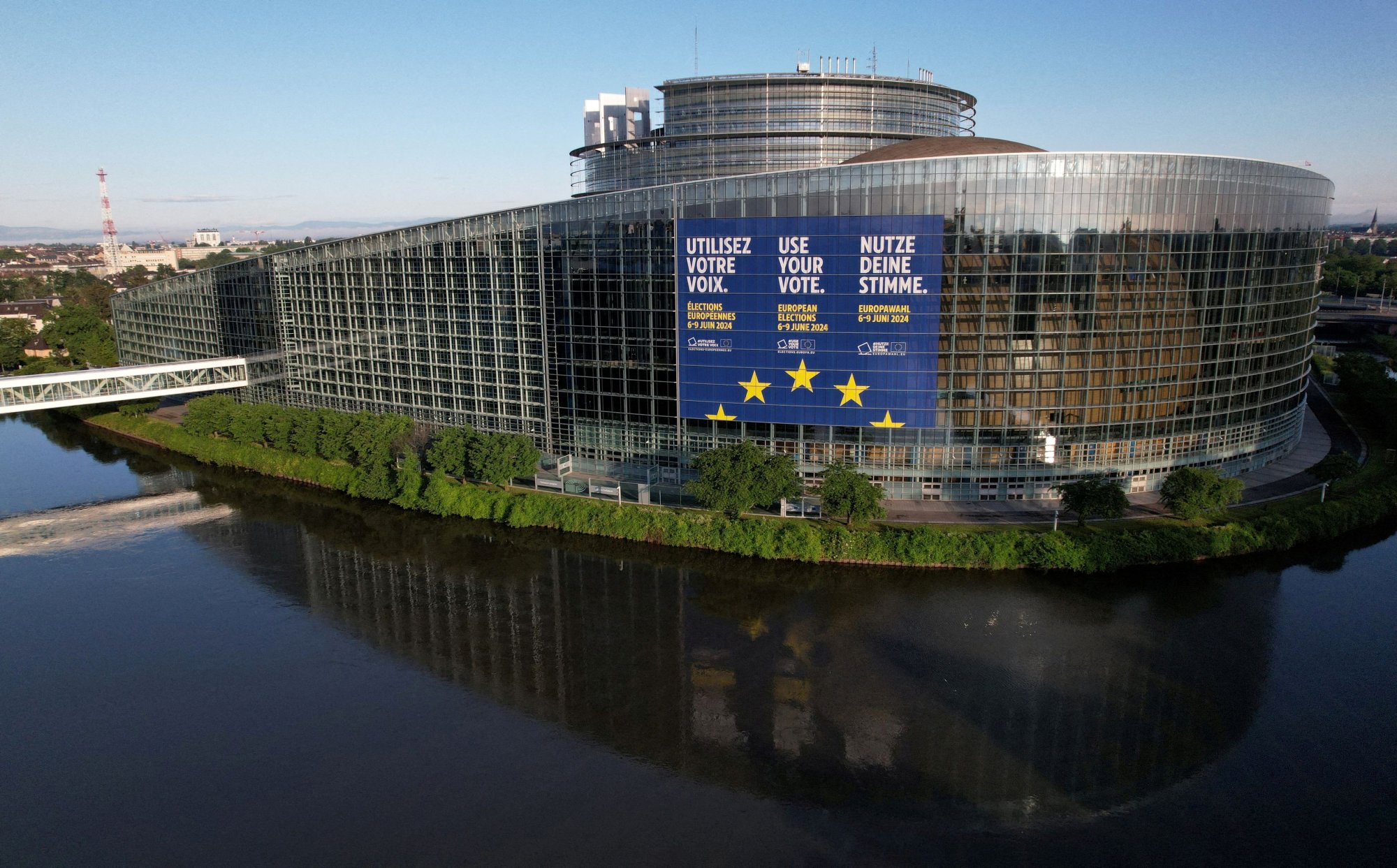 Ευρωπαϊκό Κοινοβούλιο: Από την ακροδεξιά στην…ακροδεξιά