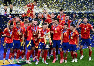 Η απονομή του τροπαίου στην πρωταθλήτρια Ευρώπης Ισπανία (vids, pics)