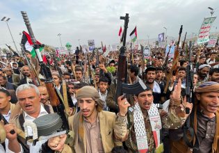 Χούθι: Ο ηγέτης των ανταρτών απειλεί το Ισραήλ με αντίποινα μετά τις επιθέσεις στη Χοντέιντα της Υεμένης