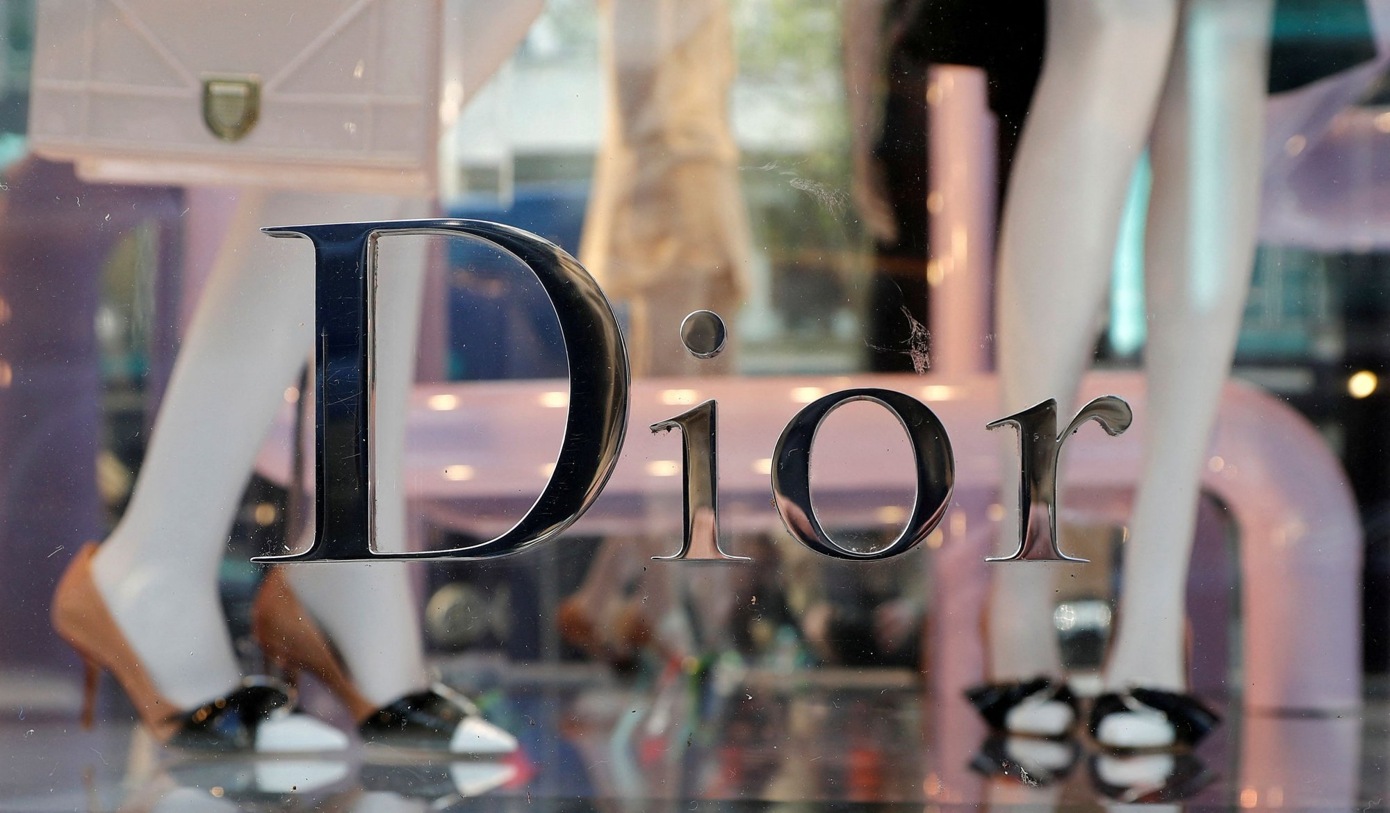 Armani – Dior: Στο στόχαστρο των αρχών - Τι κρύβεται πίσω από τις πολυτελείς βιτρίνες