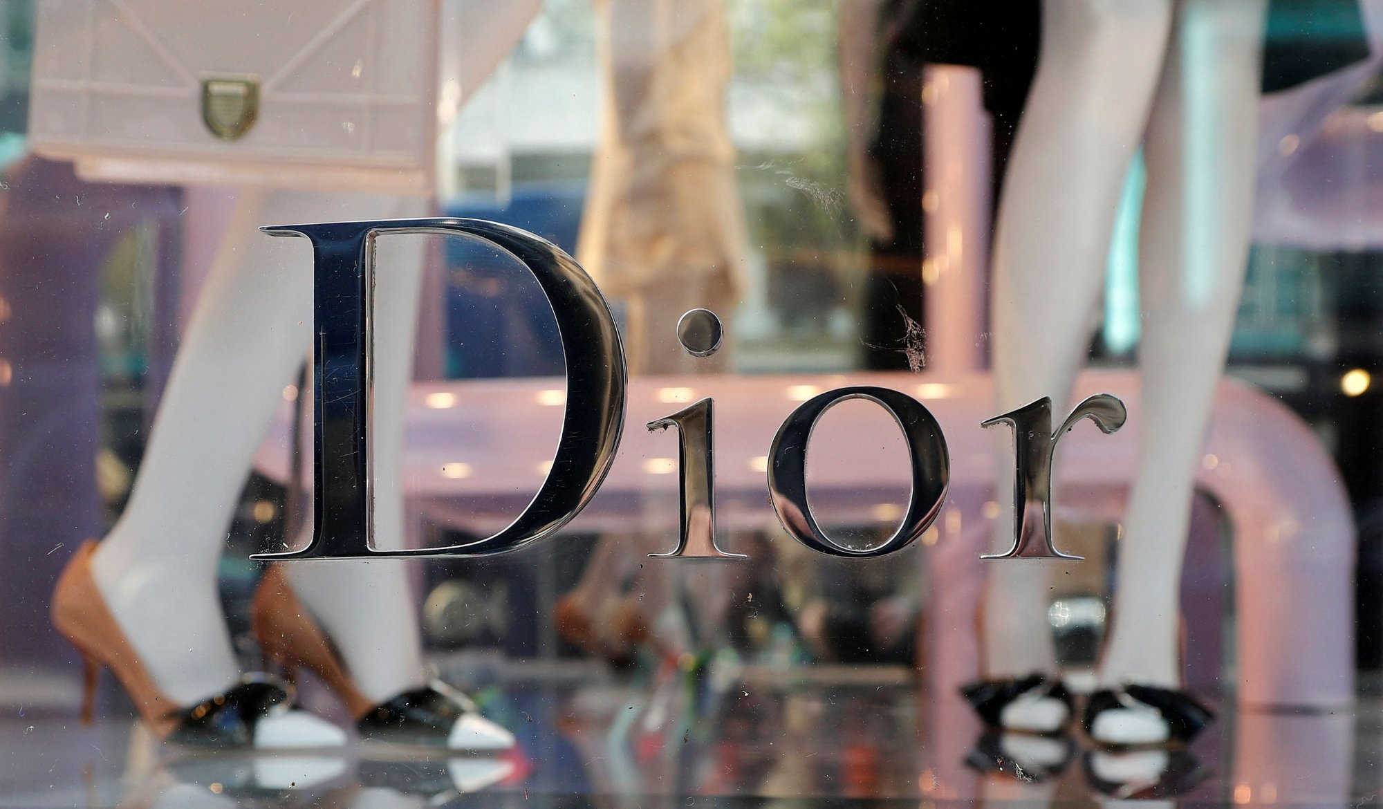 Armani – Dior: Στο στόχαστρο των αρχών – Τι κρύβεται πίσω από τις πολυτελείς βιτρίνες