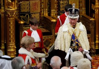 Βρετανία: Ο «λόγος του βασιλιά» στη βουλή – Η εντυπωσιακή τελετή και οι δεσμεύσεις Στάρμερ δια στόματος Καρόλου