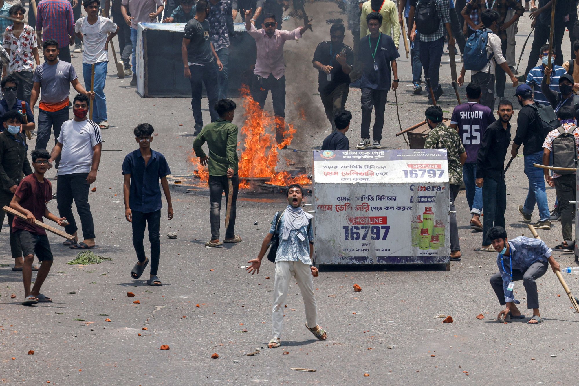 Μπαγκλαντές: Βίαιων διαδηλώσεων συνέχεια – Φωτιά στα κεντρικά της δημόσιας τηλεόρασης, «υπάρχουν παγιδευμένοι»