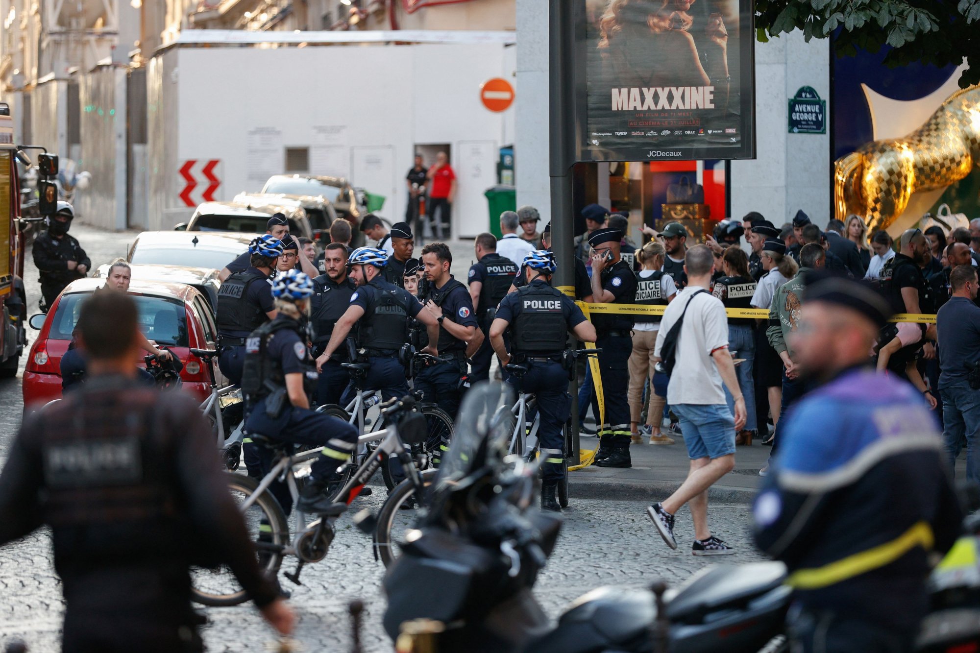 Γαλλία: Νεκρός ο δράστης της επίθεσης κατά αστυνομικού στα Ηλύσια Πεδία