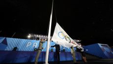 Παρίσι 2024: Οι Γάλλοι ύψωσαν ανάποδα την Ολυμπιακή Σημαία!