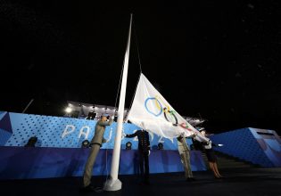 Παρίσι 2024: Οι Γάλλοι ύψωσαν ανάποδα την Ολυμπιακή Σημαία!