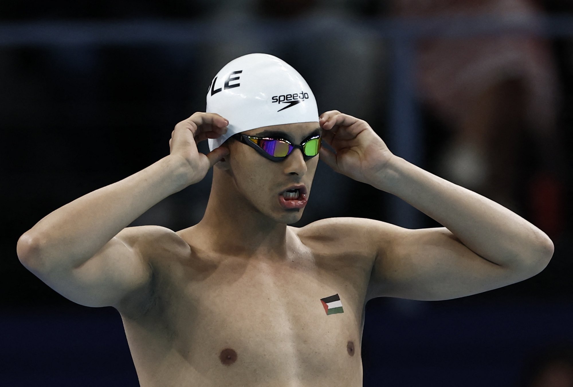 Ολυμπιακοί αγώνες: Παλαιστίνιος κολυμβητής αγωνίζεται με τη σημαία της πατρίδας του στο στήθος