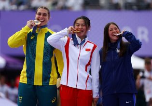 Έτσι ποζάρουν οι νικητές: Υπάρχει λόγος που οι αθλητές φωτογραφίζονται δαγκώνοντας τα μετάλλιά τους;