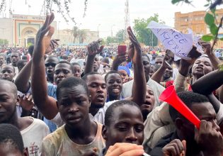 Νιγηρία: Υπερδιπλασιάζει τον κατώτατο μισθό ενώ γίνονται εκκλήσεις να κατεβεί ο κόσμος στους δρόμους