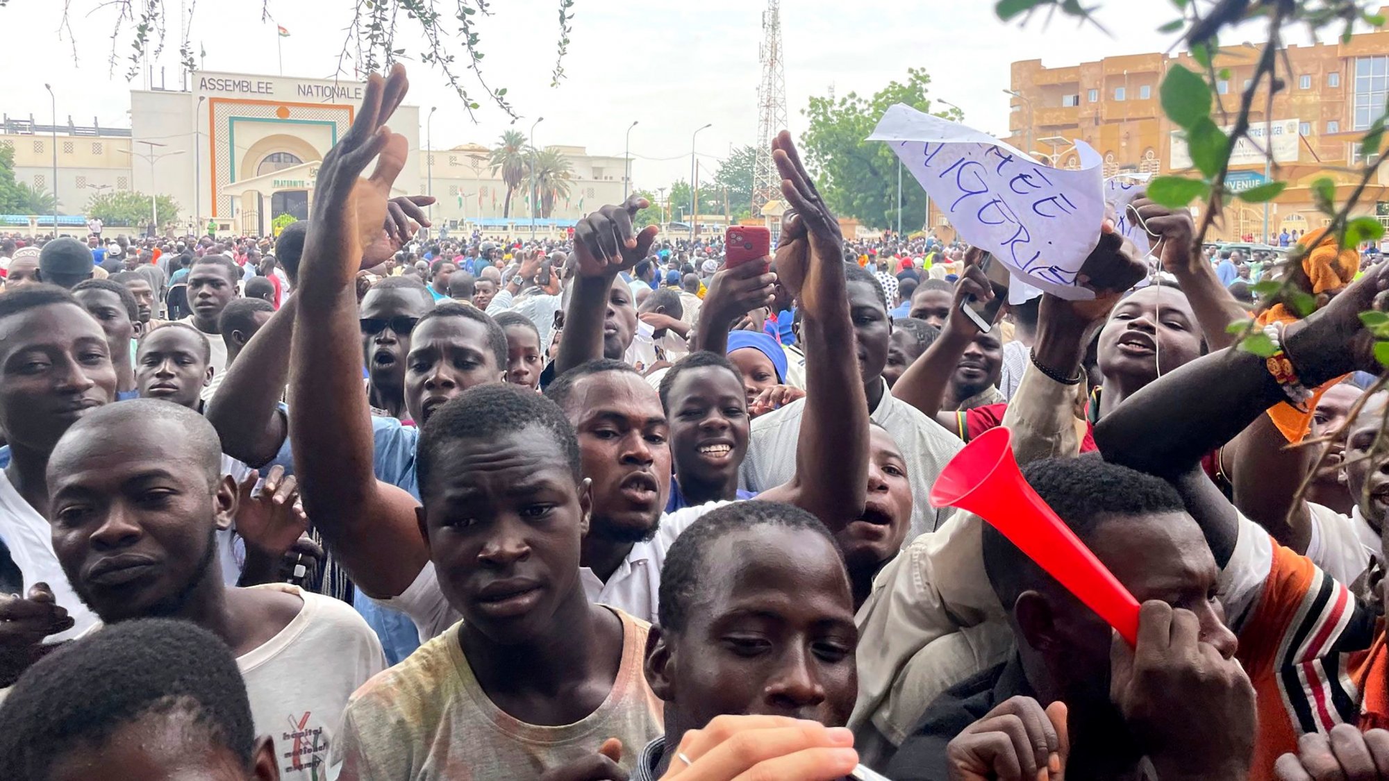 Νιγηρία: Υπερδιπλασιάζει τον κατώτατο μισθό ενώ γίνονται εκκλήσεις να κατεβεί ο κόσμος στους δρόμους