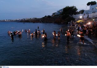 Ρίγη συγκίνησης στη «μαύρη» επέτειο για το Μάτι – 104 φαναράκια «απελευθερώθηκαν» στη θάλασσα για τους νεκρούς