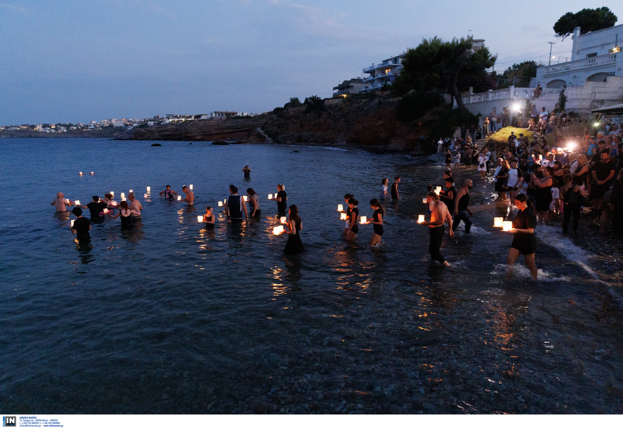 Ρίγη συγκίνησης στη «μαύρη» επέτειο για το Μάτι – 104 φαναράκια «απελευθερώθηκαν» στη θάλασσα για τους νεκρούς