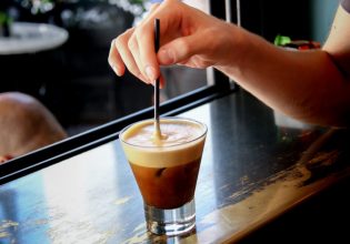 «Ρεσιτάλ διαστρέβλωσης της αλήθειας από τον Κασσελάκη», λέει η ΝΔ για τον ΦΠΑ στο καφέ