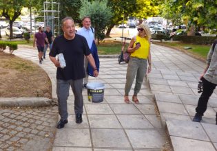 Κρατώντας κουβά και πινέλο ο Δήμαρχος Θεσαλονίκης…ασπρίζει την πόλη