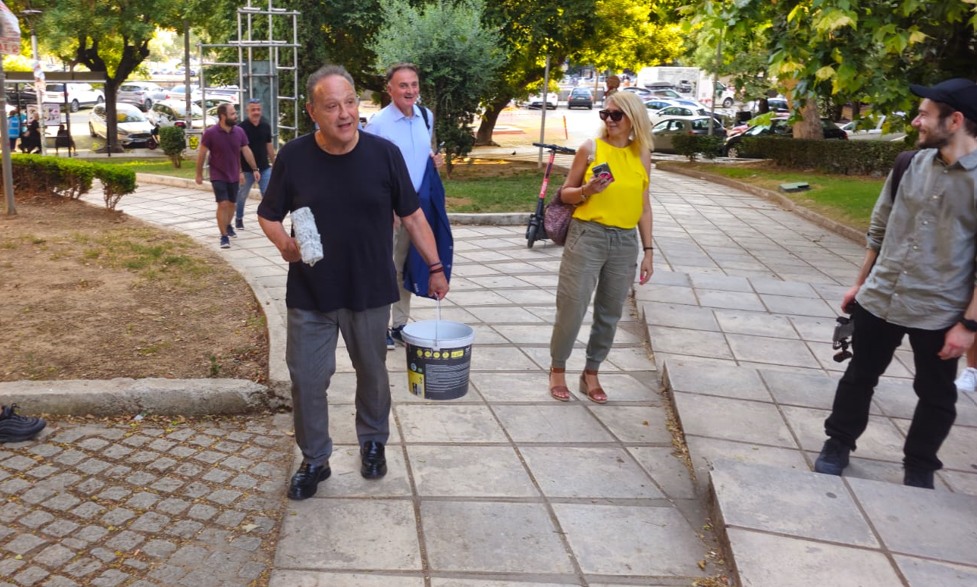Κρατώντας κουβά και πινέλο ο Δήμαρχος Θεσαλονίκης...ασπρίζει την πόλη