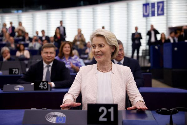 Η περίπλοκη αριθμητική της επανεκλογής της Ούρσουλα – Μοιράζοντας υποσχέσεις κέρδισε τη στήριξη 4 ευρωομάδων
