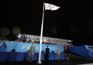 Ολυμπιακοί Αγώνες: Ανέβασαν ανάποδα την Ολυμπιακή Σημαία στην Τελετή Εναρξης (vid)