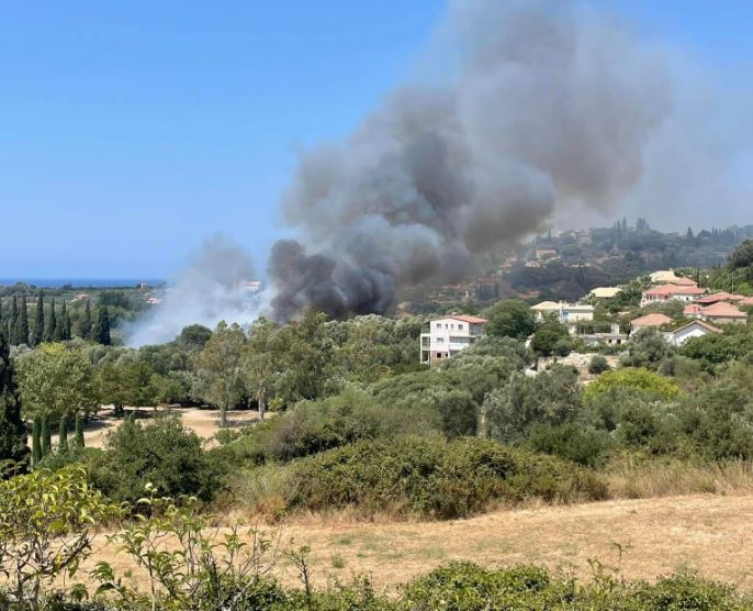 Κεφαλονιά: Φωτιά στα Σβορωνάτα – Επιχειρούν δύο αεροσκάφη