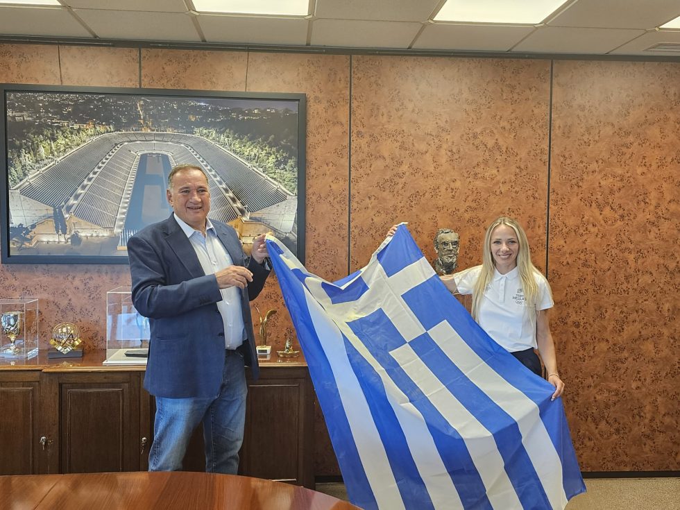 Στην Αντιγόνη Ντρισμπιώτη η Ελληνική Σημαία από τον Πρόεδρο της ΕΟΕ