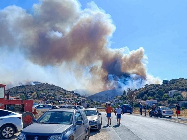 Φωτιά στην Εύβοια: Μπαράζ εκκενώσεων – Εκτάκτως στο νησί ο Βασίλης Κικίλιας