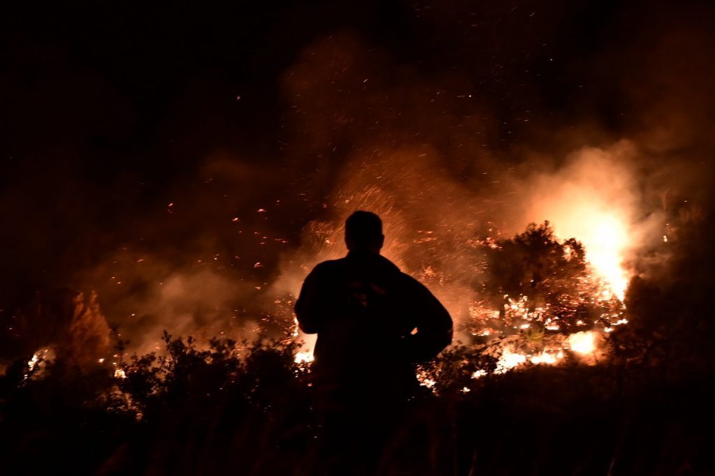 Φωτιά στην Εύβοια: «Μας κύκλωσε η φωτιά, παραλίγο να καώ» – Συγκλονίζει πυροσβέστης που τραυματίστηκε