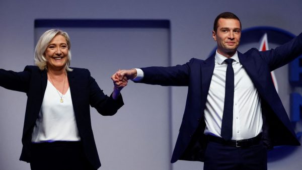 Εκλογές στη Γαλλία: Ποιοι πάνε στον β’ γύρο – Πόσοι υποψήφιοι αποσύρθηκαν για να «μπλοκάρουν» το κόμμα Λεπέν