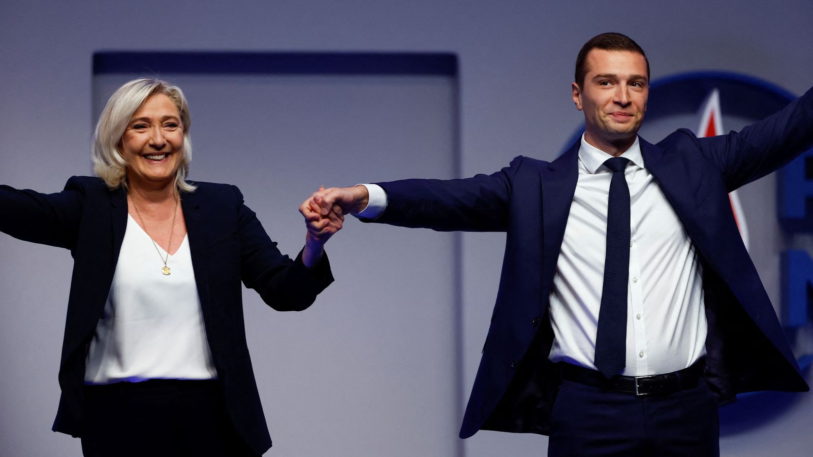 Εκλογές στη Γαλλία: Ποιοι πάνε στον β' γύρο - Πόσοι υποψήφιοι αποσύρθηκαν για να «μπλοκάρουν» το κόμμα Λεπέν