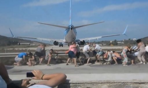 Σκιάθος: Νέο βίντεο από απογείωση θρίλερ - Οι τουρίστες συνεχίζουν να αγνοούν τις προειδοποιήσεις