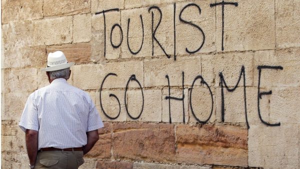 Υπερτουρισμός: Γιατί η Ευρώπη έγινε το επίκεντρο του αντι-τουρισμού