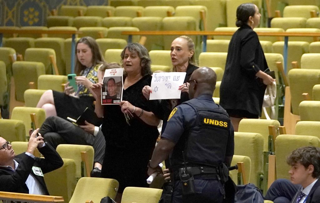 ΟΗΕ: Διέκοψαν συνεδρίαση του Συμβουλίου Ασφαλείας φωνάζοντας για την απελευθέρωση των ομήρων από τη Γάζα