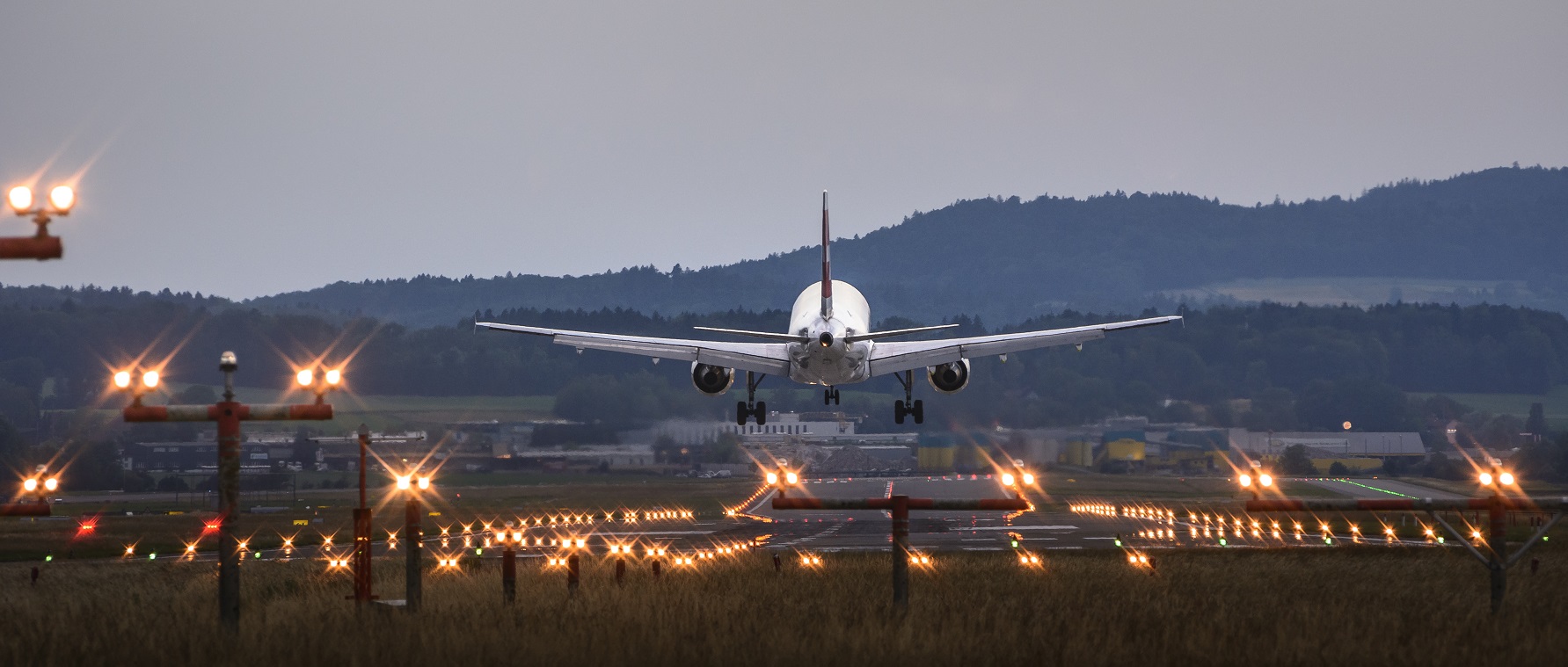 Αερομεταφορές: Οι πτήσεις γίνονται φθηνότερες, οι αεροπορικές εταιρείες πιέζονται