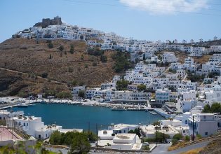 Ξενοδοχείο, κάμπινγκ ή ενοικιαζόμενο: Τι προτιμούν για τις διακοπές τους οι Έλληνες και τι οι ξένοι τουρίστες