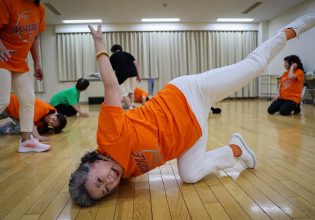 Ηλικιωμένοι Ιάπωνες χορεύουν breakdance εμπνεόμενοι από το Ολυμπιακό άθλημα