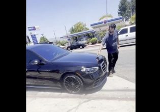 Καλιφόρνια: Βίντεο σοκ – Οδηγός χαστουκίζει αυτιστικό παιδί επειδή ακούμπησε το ακριβό αμάξι του
