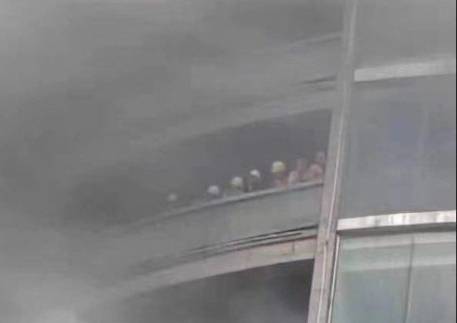 Κίνα: Φωτιά σε εμπορικό κέντρο, υπάρχουν παγιδευμένοι – Συγκλονιστικά βίντεο