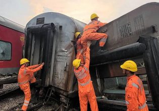 Ινδία: Εκτροχιάστηκε επιβατικό τρένο – Δύο νεκροί και 35 τραυματίες ο νεότερος απολογισμός