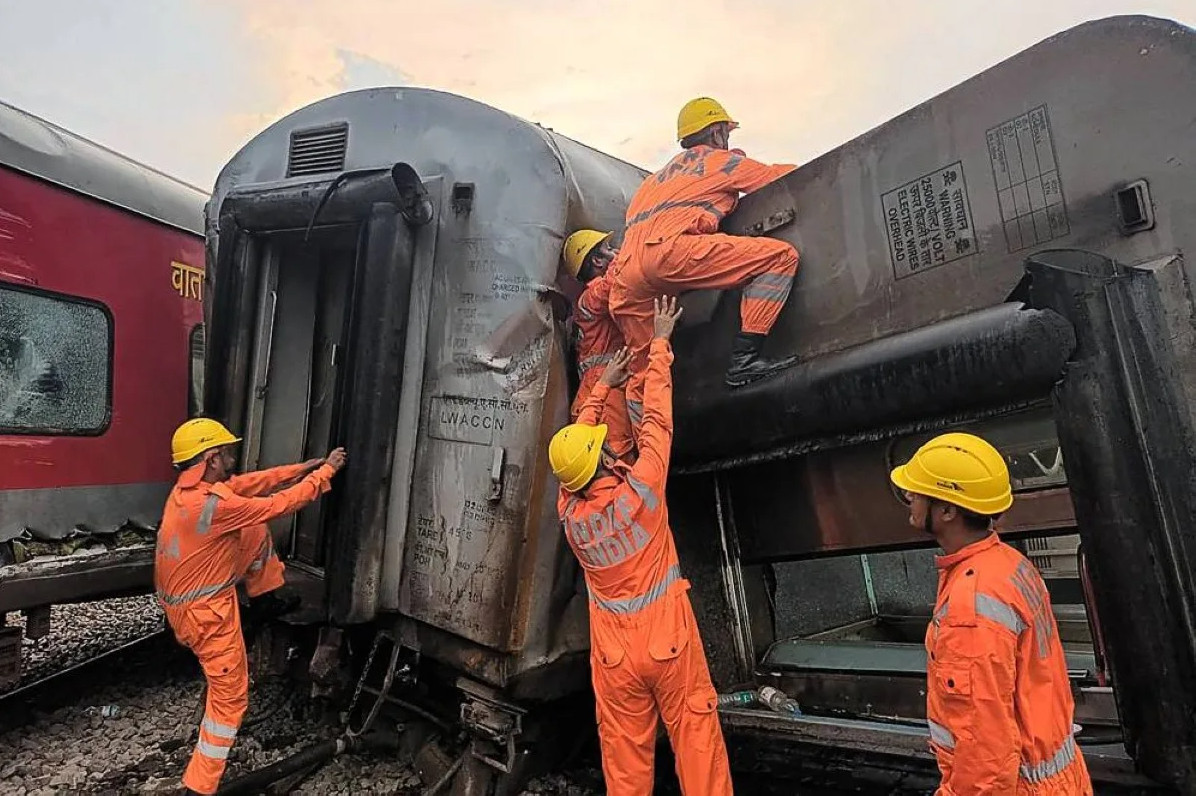 Ινδία: Εκτροχιάστηκε επιβατικό τρένο – Δύο νεκροί και 35 τραυματίες ο νεότερος απολογισμός