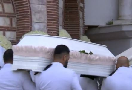 Χαλκιδική: Θρήνος στην κηδεία της 13χρονης που σκοτώθηκε από κεραυνό σε παραλία