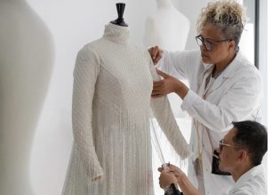 Σελίν Ντιόν: Χιλιάδες πέρλες στο Dior φόρεμά της στην τελετή έναρξης των Ολυμπιακών Αγώνων