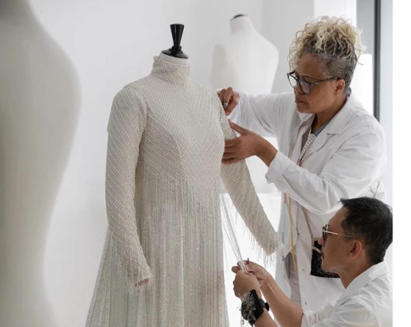 Σελίν Ντιόν: Χιλιάδες πέρλες στο Dior φόρεμά της στην τελετή έναρξης των Ολυμπιακών Αγώνων