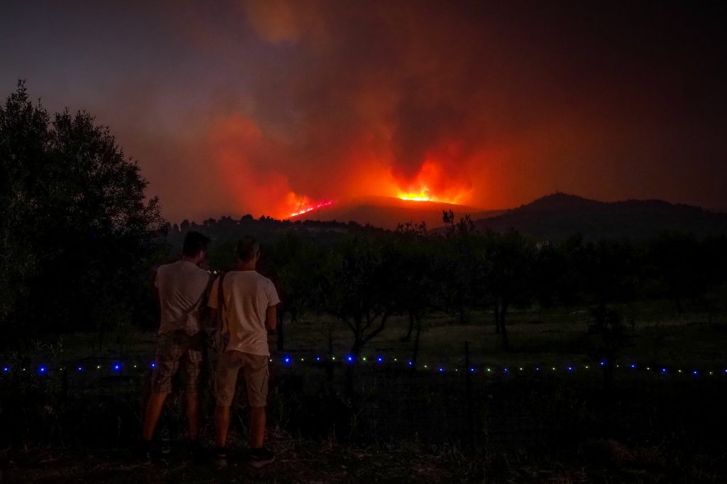 Φωτιά τώρα στην Εύβοια: Ανεξέλεγκτο το μέτωπο – Στη μάχη οι Ένοπλες Δυνάμεις, ξανά στο νησί ο Κικίλιας