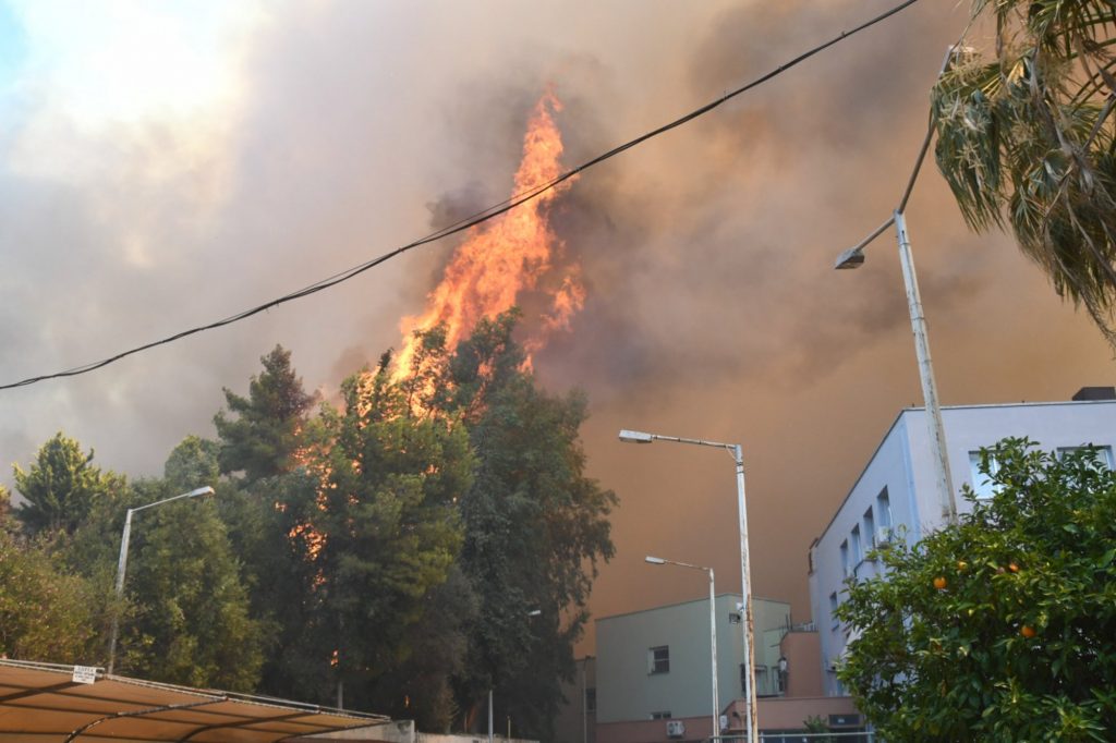 Φωτιά στην Πάτρα: Εκκενώνεται το Καραμανδάνειο – Ηχησε το 112