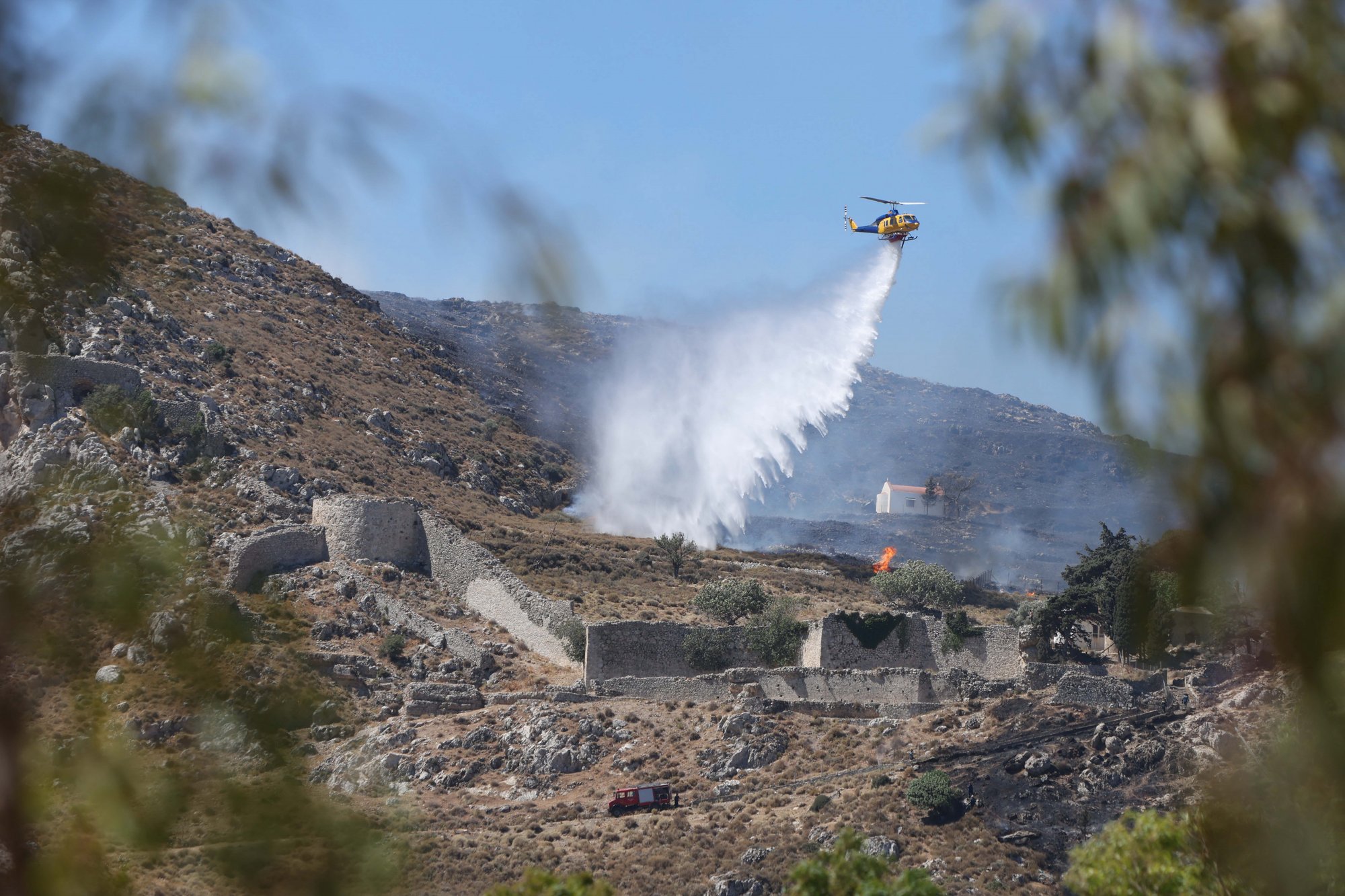 Φωτιά: Πετούσαν πέτρες στο ελικόπτερο της πυροσβεστικής στην Κρήτη