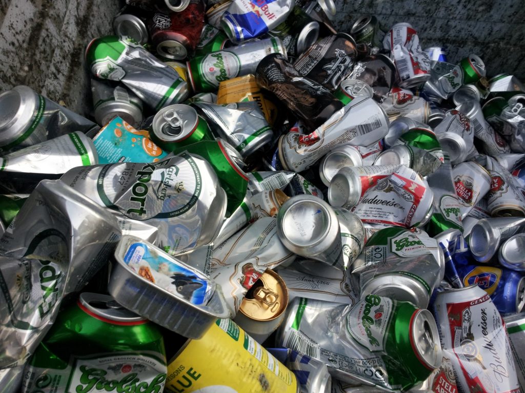 Ανακύκλωση: Επιστροφή χρημάτων στους καταναλωτές για πλαστικά και αλουμίνιο- Το νομοσχέδιο