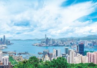 Χονγκ Κονγκ: Φεύγουν για το Ηνωμένο Βασίλειο εγκαταλείποντας δισεκατομμύρια